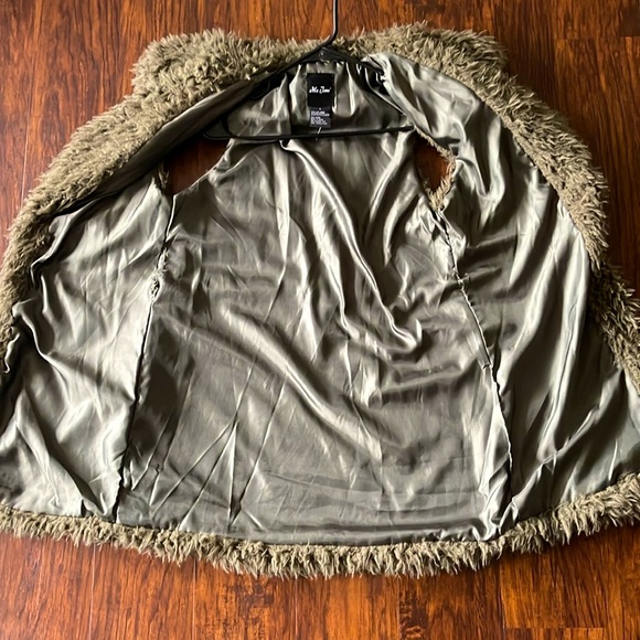 Me Jane Faux Sherpa Vest - Picture 6 of 7